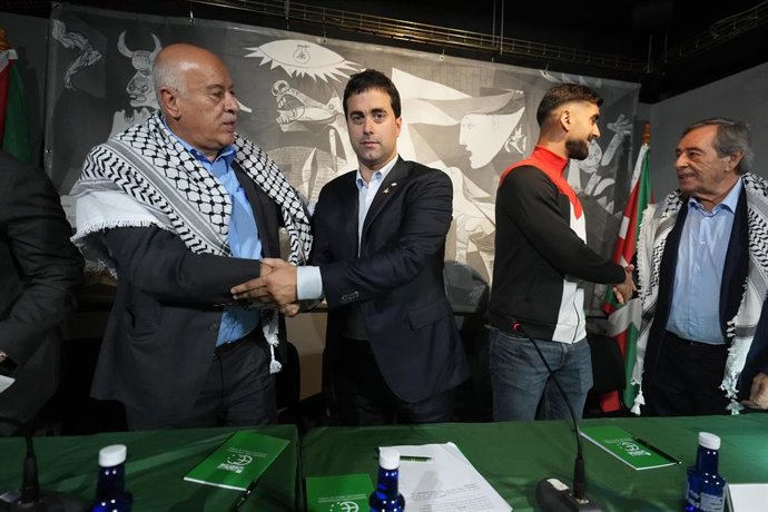 (I-D) El presidente de la Federación Palestina de Fútbol, Jibril Rajoub, el presidente de la Federación Vasca de Fútbol, Iker Goñi, el futbolista vasco de la selección de Palestina Yaser Hamed y el presidente de la Fundación Museo de la Paz de Gernika, Jo