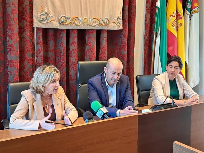 La delegada territorial de Empleo, Empresa y Trabajo Autónomo, Carmen Sánchez Sierra, y el alcalde de Archidona.