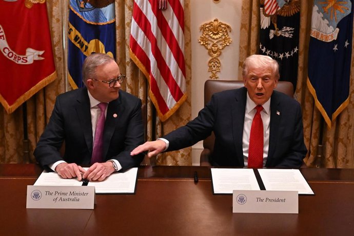 19 de outubro de 2025, EUA, Washington: O primeiro-ministro australiano Anthony Albanese se reúne com o presidente dos EUA, Donald Trump, na Casa Branca, em Washington. Foto: Lukas Coch/AAP/dpa