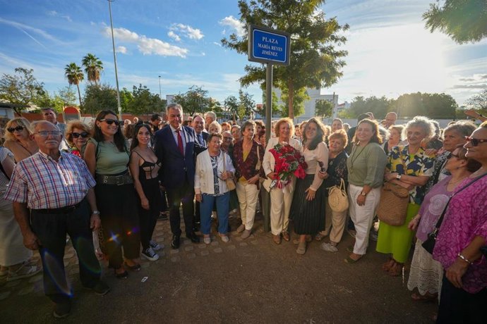 El alcalde de Sevilla, José Luis Sanz, ha inaugurado  la rotulación de la Plaza 'María Reyes Jiménez' que se encuentra en los edificios "Nuevo Amate" de Emvisesa, en el Distrito Cerro-Amate.