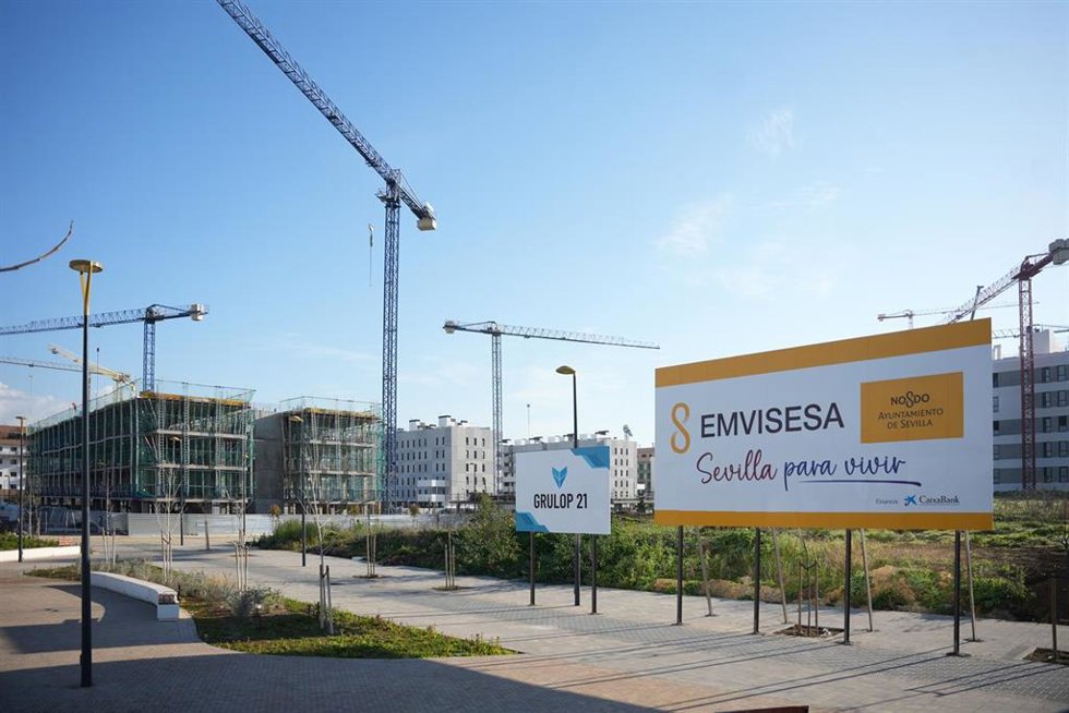 Archivo - Cartel de Emvisesa, en primer plano, como imagen de recurso.