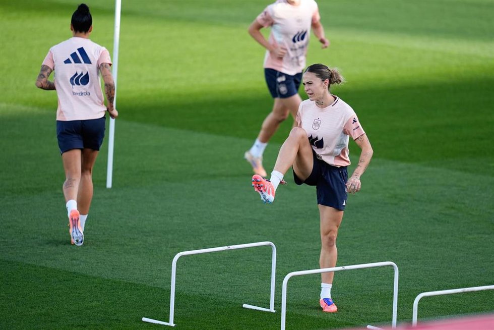 Mapi León durante el entrenamiento de la selección para preparar la semifinal ante Suecia de la Liga de Naciones 2025