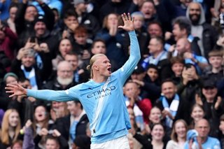 18 October 2025, United Kingdom, Manchester: Manchester City's Erling Haaland celebrates scoring his side's first goal during the English Premier League soccer match between Manchester City and Everton at the Etihad Stadium. Photo: Martin Rickett/PA Wire/