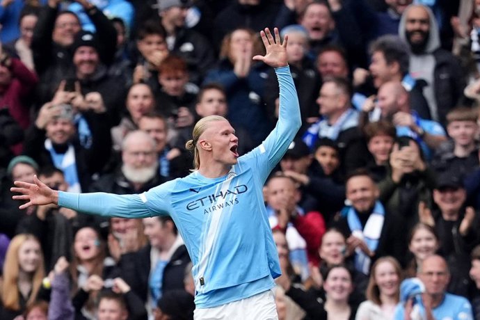 18 October 2025, United Kingdom, Manchester: Manchester City's Erling Haaland celebrates scoring his side's first goal during the English Premier League soccer match between Manchester City and Everton at the Etihad Stadium. Photo: Martin Rickett/PA Wire/