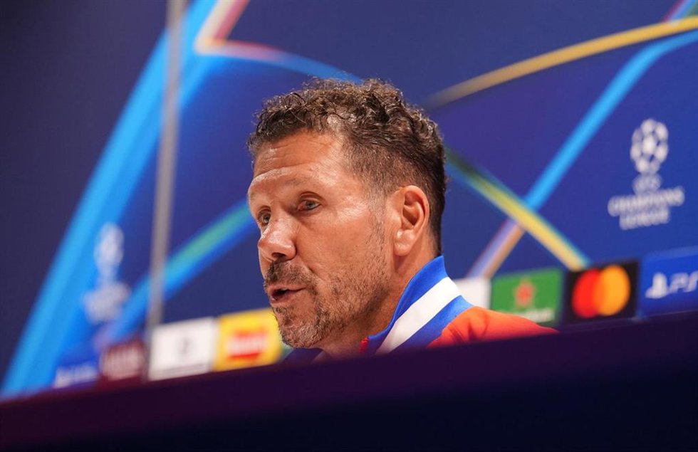 El entrenador del Atlético de Madrid, Diego Pablo Simeone, en la rueda de prensa previa al partido de Liga de Campeones contra el Arsenal en Londres.