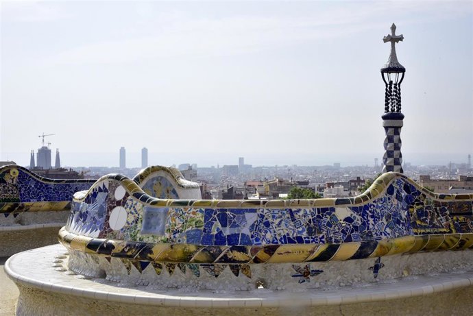 Archivo - Vista de los asientos decorados con mosaicos de Gaudí ubicados en el Park Güell.