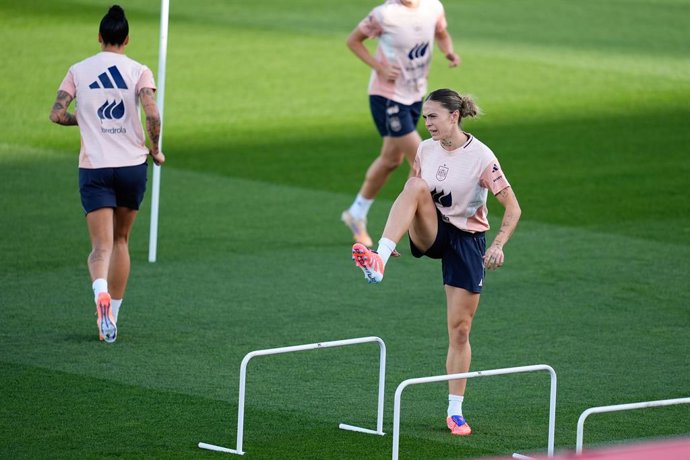 Mapi León durante a sessão de treinamento da equipe nacional em preparação para a semifinal contra a Suécia na Liga das Nações de 2025.