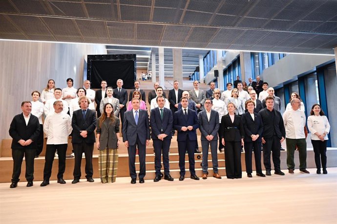La presidenta del Parlamento vasco, Bakartxo Tejeria (4i), el ministro de Agricultura, Pesca y Alimentación, Luis Planas (5i), y el Lehendakari, Imanol Pradales (c), durante la inauguración oficial del GOe, en el GOe-Gastronomy Open Ecosystem,   