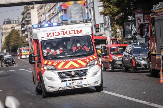 Archivo - 13 de outubro de 2021, PARIS, França, FRANÇA: Paris, França le 10 octobre 2021 - Illustration Pompiers de Paris sur une intervention lors d'un incendie de voiture dans un parking souterrain - Ilustração Bombeiros de Paris em uma intervenção dura