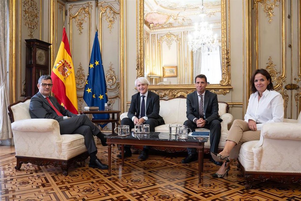 El ministro de Justicia, Félix Bolaños, junto a el presidente del CGAE, Salvador González Martín; el secretario general técnico del CGAE, Borja Vargues; y la directora general para el Servicio Público de Justicia, Verónica Ollé.
