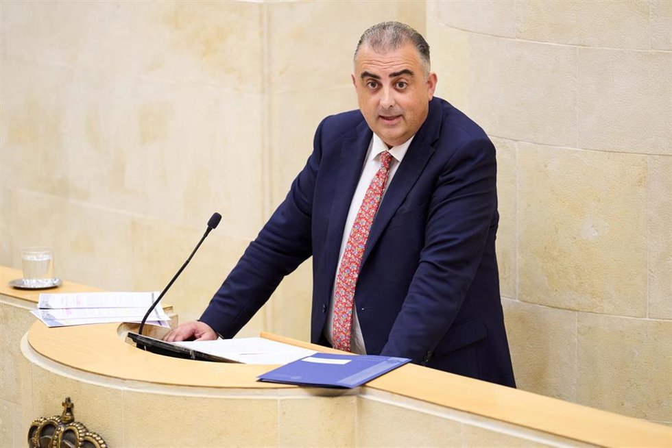 Archivo - El consejero de Fomento del Gobierno de Cantabria, Roberto Media, en el Parlamento