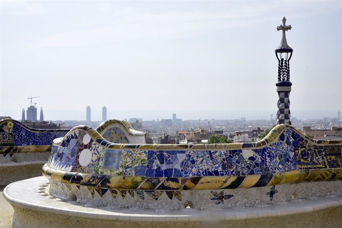 Archivo - Arxivo - Vista dels seients decorats amb mosaics de Gaudí situats en el Park Güell.