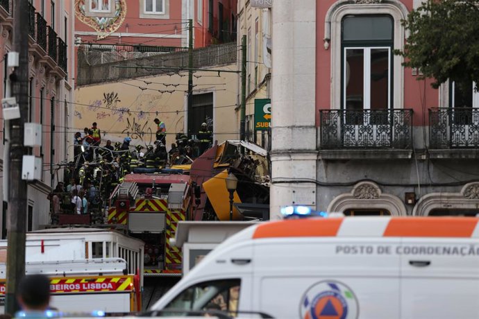 Archivo - LISBON, Sept. 3, 2025  -- Firefighters and Public Security Police work on the site of the funicular accident in Lisbon, Portugal, on Sept. 3, 2025. The Gloria Funicular, one of Lisbon's best-known tourist attractions, derailed and overturned on 