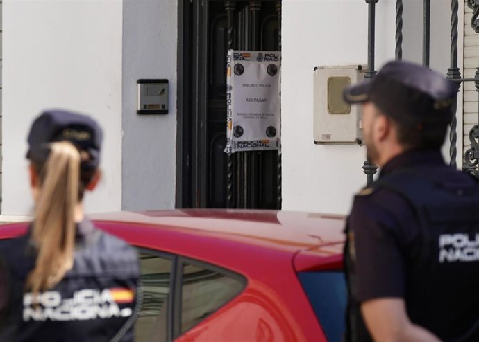 Miembros de la Policía Nacional acordonan la zona en una operación en Palmete, en foto de archivo.