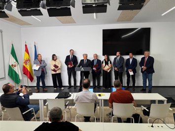 Foto familiar de la declaración institucional.