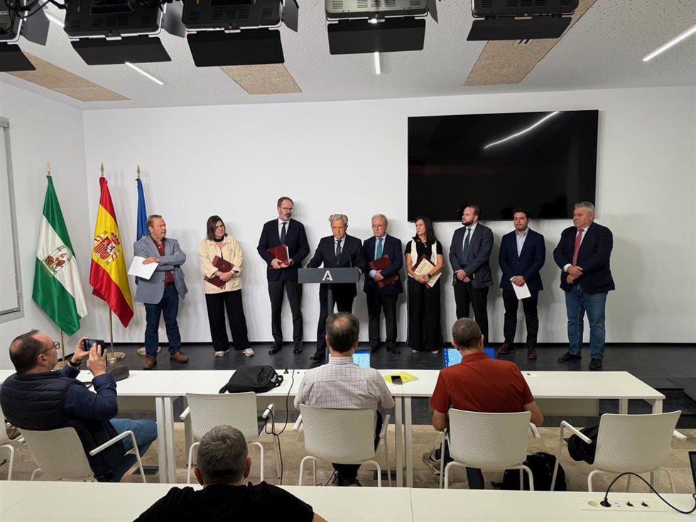Foto familiar de la declaración institucional.