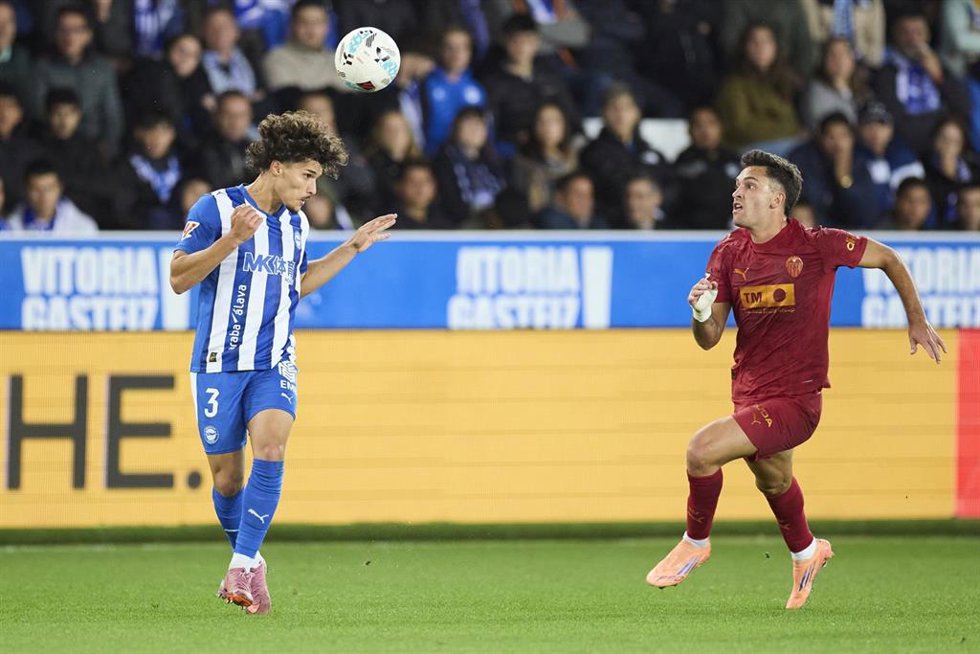El jugador del Deportivo Alavés Youssef Enriquez golpea el balón ante la presencia del valencianista Hugo Duro, en el partido de la jornada 9 de LaLiga EA Sports.