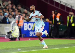 20 October 2025, United Kingdom, London: Brentford's Igor Thiago celebrates scoring his side's first goal during the English Premier League soccer match between West Ham United and Brentford at the London Stadium. Photo: Adam Davy/PA Wire/dpa