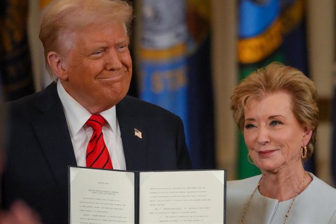 Archivo - El presidente de Estados Unidos, Donald Trump, firma una orden ejecutiva junto con la secretaria de Educación, Linda McMahon, para iniciar el desmantelamiento del Departamento de Educación durante una ceremonia en el Salón Este de la Casa Blanca