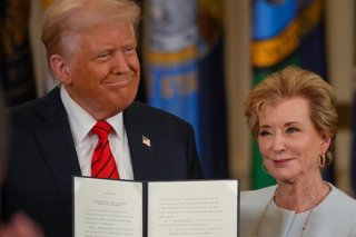 Archivo - March 20, 2025, Washington, District of Columbia, USA: President DONALD TRUMP signs an executive order alongside Secretary of Education LINDA MCMAHON to start the elimination of the Department of Education during an East Room ceremony.