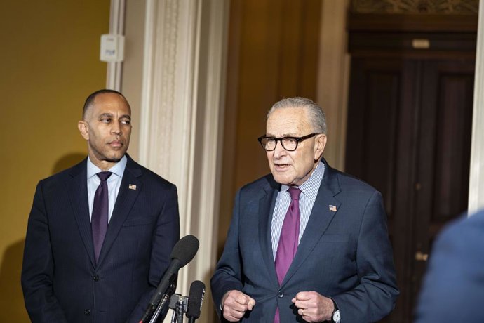 16 de outubro de 2025, Washington, Distrito de Colúmbia, EUA: O líder da minoria no Senado dos Estados Unidos, Chuck Schumer (Democrata de Nova York), faz comentários enquanto ele e o líder da minoria na Câmara dos EUA, Hakeem Jeffries (Democrata de Nova 