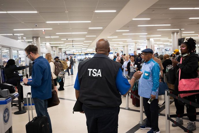 Archivo - 7 de maio de 2025, Atlanta, Geórgia, EUA: Passageiros de companhias aéreas fazem fila no posto de controle da TSA no aeroporto Hartsfield-Jackson de Atlanta no primeiro dia de exigências do REAL ID para identificação.