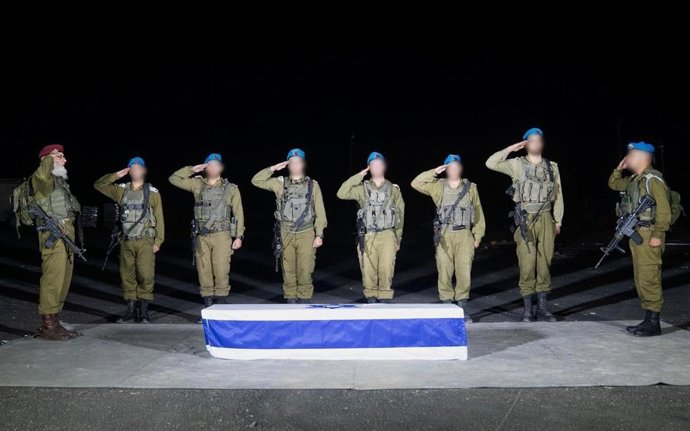 Soldados de las Fuerzas de Defensa de Israel, ante el ataúd de un militar cuyo cuerpo ha sido entregado por Hamás en el marco del acuerdo de alto el fuego