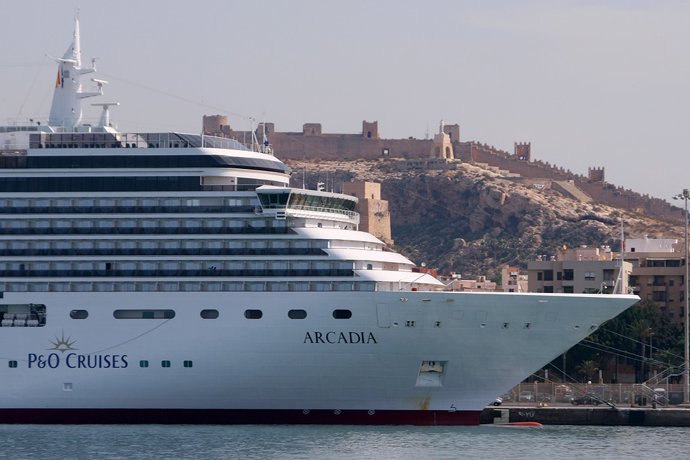 Archivo - Un crucero atracado en el Puerto de Almería.