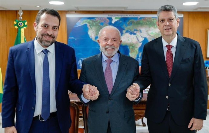 O Presidente do Brasil, Luiz Inácio Lula da Silva, com o ex-ministro Márcio Macedo (esquerda) e seu sucessor na Secretaria Geral da Presidência, Guilherme Boulos (direita).