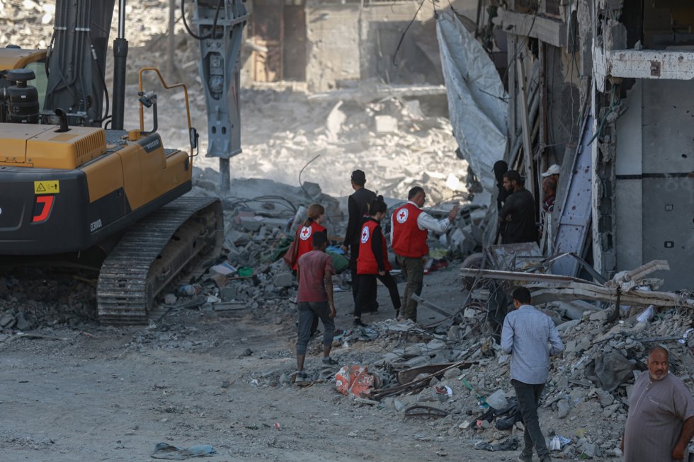 27 October 2025, Palestinian Territories, Gaza City: Staff from the International Committee of the Red Cross (ICRC), supported by Egyptian machinery and workers, search for the bodies of hostages in the Al-Tuffah neighborhood in eastern Gaza City.