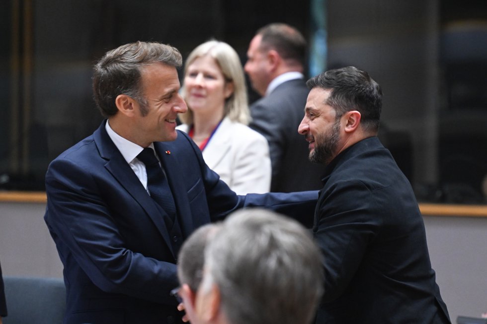 HANDOUT - 23 October 2025, Belgium, Brussels: Ukrainian President Volodymyr Zelensky (R) shakes hands with French President Emmanuel Macron during the Euro Summit at the European Council building in Brussels.