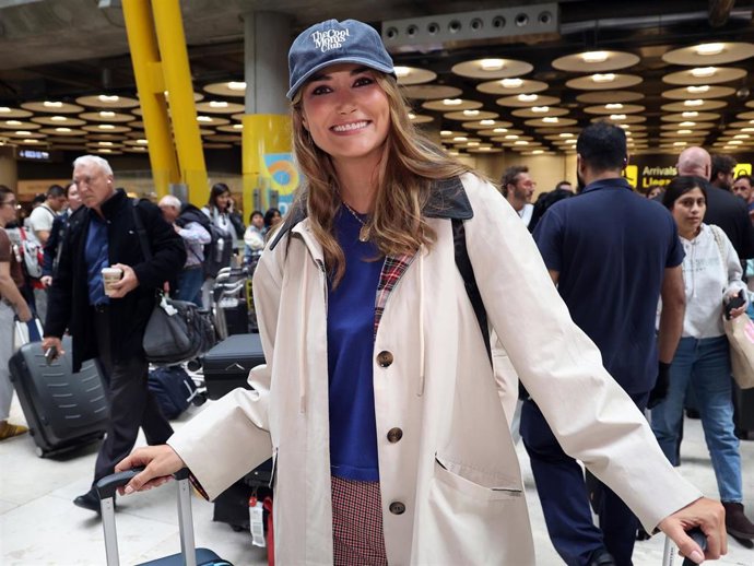 Alba Carrillo llega al aeropuerto de Madrid tras dos meses de rodaje del programa de televisión 'Hasta el fin del mundo' por América Latina