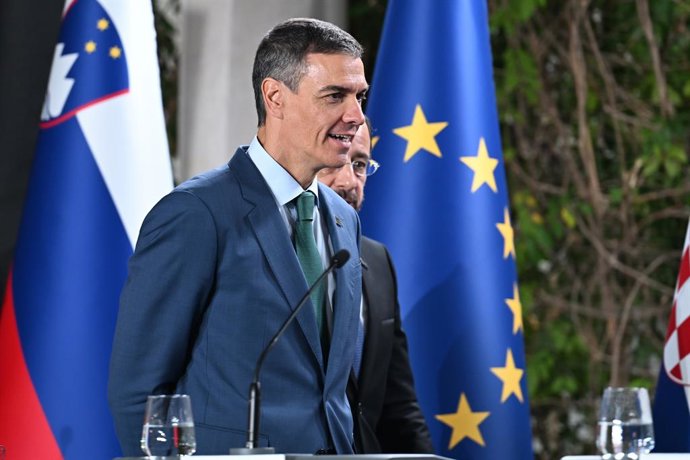 El presidente del Gobierno, Pedro Sánchez, participa en la declaración conjunta de los líderes de la Cumbre EU-MED9 2025 ante los medios de comunicación, a 20 de octubre de 2025, en Portoroz (Eslovenia). Sánchez viaja este lunes a Eslovenia para asistir a