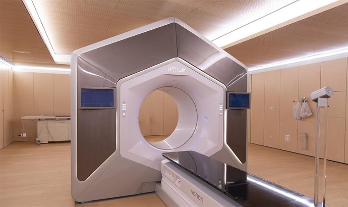 Archivo - Uno de los aceleradores del Hospital Universitario de Navarra.