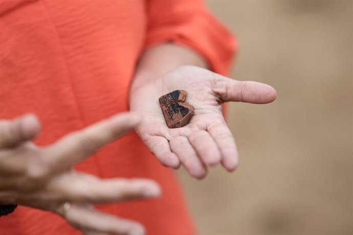Fragmentos de cerámicas griegas del siglo V en la necrópolis tartésica de Medellín.