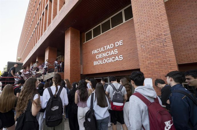 Archivo - Estudiantes antes del inicio de los exámenes durante el primer día de la Evaluación de Acceso a la Universidad (EvAU), en la Facultad de Ciencias Biológicas de la Universidad Complutense de Madrid, a 3 de junio de 2024, en Cantoblanco, Madrid (E