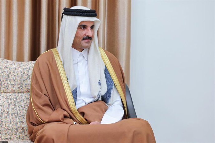 Archivo - El emir de Qatar, Tamim bin Hamad al Thani, durante una reunión en Teherán en febrero de 2025 con el líder supremo de Irán, el ayatolá Alí Jamenei (archivo)