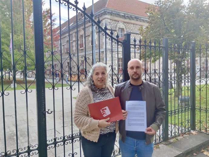 Imagen del coordinador autonómico de IU Cantabria, Israel Ruiz Salmón, junto a Leticia Martínez, también del partido, cuando presentaron la denuncia inicial sobre las mamografías en la Fiscalía