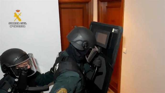 Agentes de la Guardia Civil han desarticulado una organización criminal dedicada a distribuir hachís y cocaína por todo el territorio nacional.