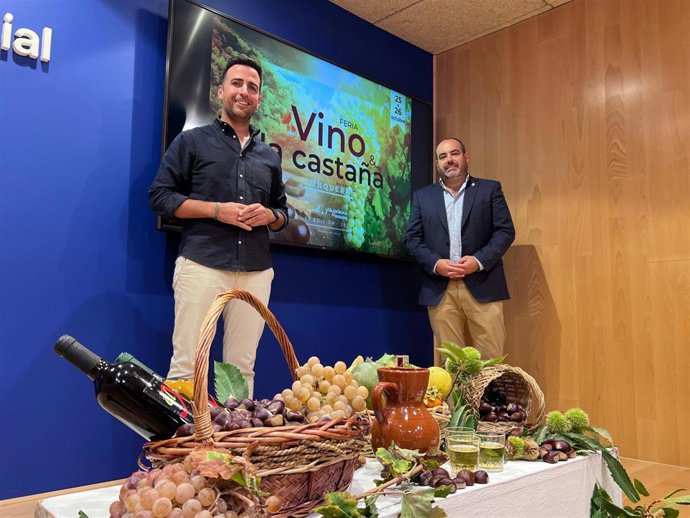 El diputado provincial José Santaolalla presenta junto al alcalde de Yunquera, José María Rodríguez, la XV Edición de la Feria del Vino y la Castaña.