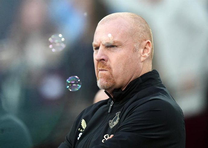 Archivo - FILED - 24 December 2024, United Kingdom, London: Everton manager Sean Dyche reacts during the English Premier League soccer match between West Ham and Everton at London Stadium. Dyche refuses to underestimate the importance of Manchester City, 