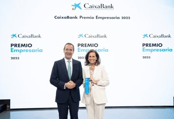 El consejero delegado de CaixaBank, Gonzalo Gortázar, y Sofía Osborne, ganadora de CaixaBank ‘Premio Empresaria’ 2025.