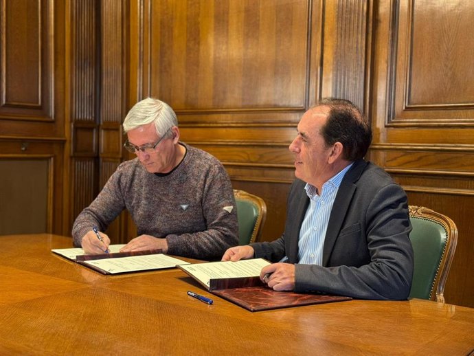 Alfonso López (izda) y Benito Serrano firman el convenio de colaboración del Festival Aires de Dulzaina.