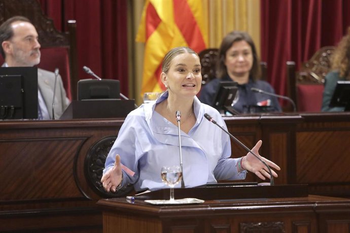 La presidenta del Govern balear, Marga Prohens, interviene durante la segunda jornada del Debate de Política General, en el Parlament balear, a 8 de octubre de 2025, en Palma de Mallorca, Mallorca, Baleares (España). 