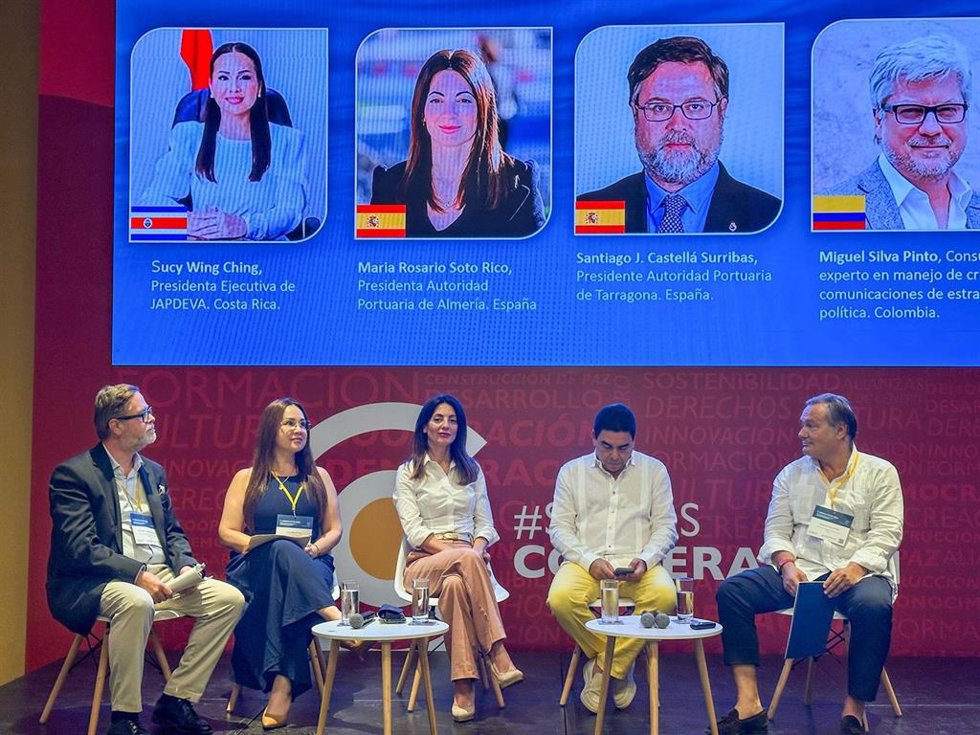La presidenta de la Autoridad Portuaria de Almería, Rosario Soto, durante su intervención en el panel sobre colaboración institucional del I Fórum Azul sobre un Mar Caribe Sostenible, celebrado en Cartagena de Indias (Colombia).