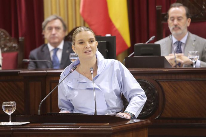 La presidenta del Govern balear, Marga Prohens, interviene durante la segunda jornada del Debate de Política General, en el Parlament balear, a 8 de octubre de 2025, en Palma de Mallorca, Mallorca, Baleares (España). El Parlament acoge desde ayer el Debat