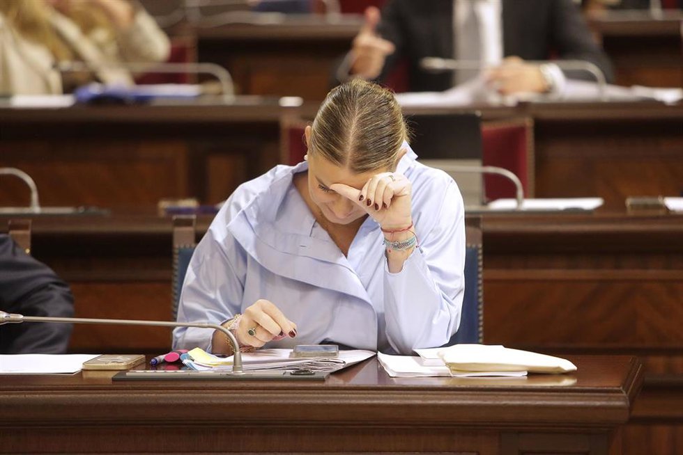 La presidenta del Govern balear, Marga Prohens, mira el móvil durante la segunda jornada del Debate de Política General, en el Parlament balear, a 8 de octubre de 2025, en Palma de Mallorca, Mallorca, Baleares (España). 