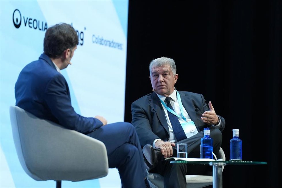 El presidente del FC Barcelona, Joan Laporta (d), durante la segunda jornada del foro 'World in Progress', en el Palau de Congressos de Catalunya.
