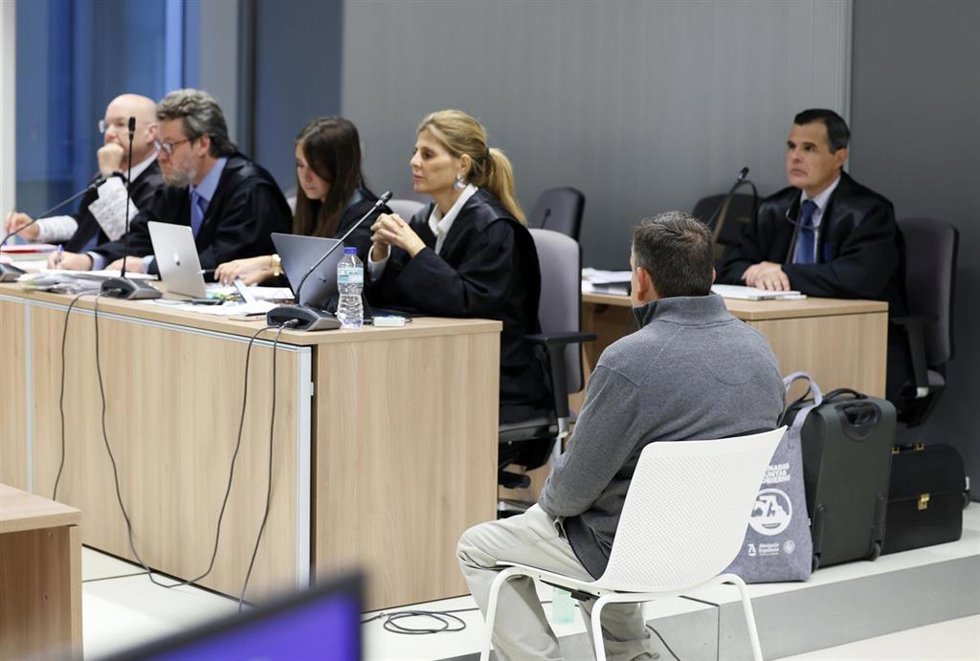 El hombre acusado de matar a su mujer durante la primera jornada del juicio, en la Audiencia Provincial de Logroño