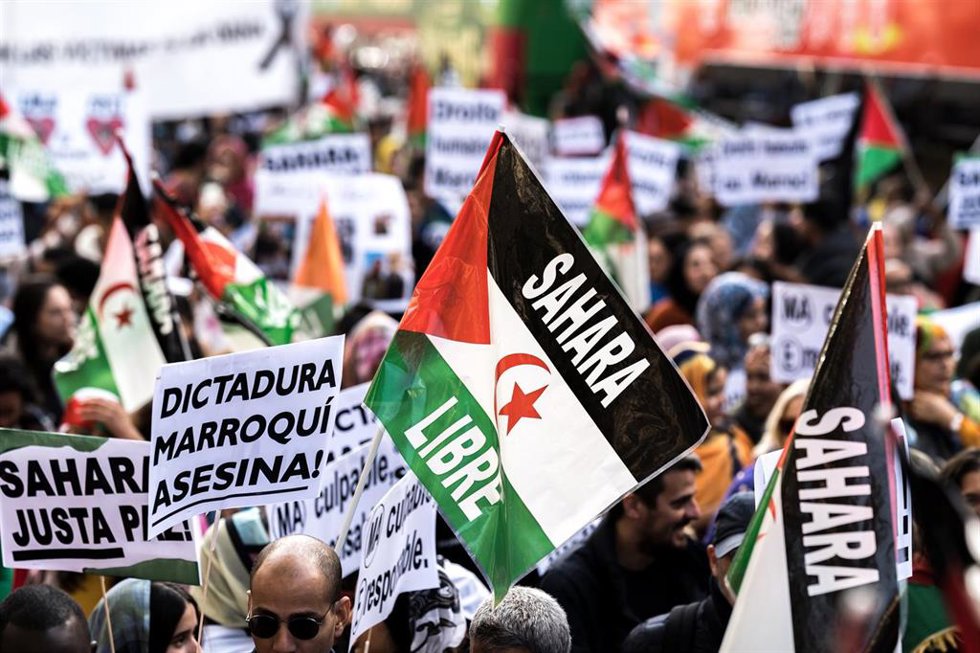 Archivo - Varias personas durante una manifestación por la autodeterminación del Sahara Occidental en Madrid